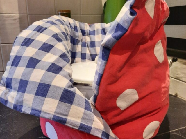 hooicooker rood met witte stippen open