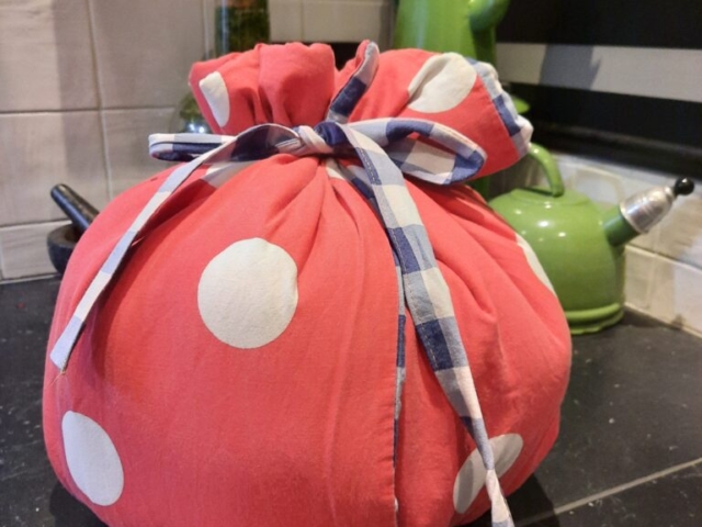 hooicooker rood met witte stippen